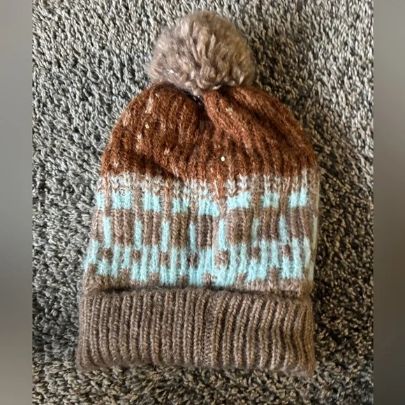 NWT Women's winter hat - Picture 2 of 4
